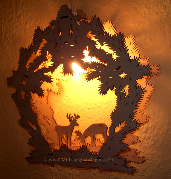 Beleuchtetes Fensterbild Zweige mit Tieren